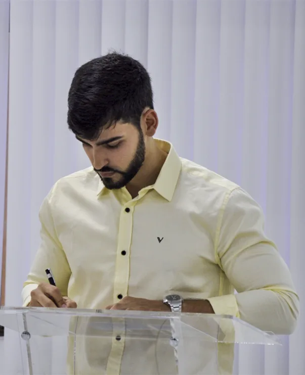 Leo Casal Assinando Posse